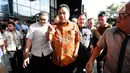 Gubernur Sulawesi Utara Olly Dondokambey (tengah) keluar dari gedung KPK usai diperiksa, Jakarta, Selasa (9/1). Olly diperiksa sebagai saksi untuk tersangka Anang Sugiana terkait kasus dugaan korupsi E-KTP. (Liputan6.com/Helmi Fithriansyah)