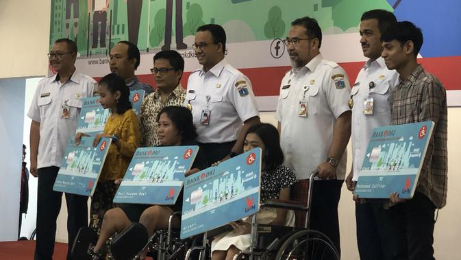 Gubernur DKI Jakarta Anies Baswedan meluncurkan Kartu Penyandang Disabilitas, Rabu (28/8/2019). (Liputan6.com/ Ratu Annisaa)