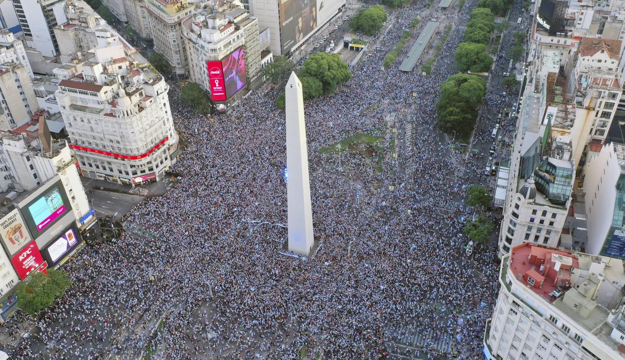 Ribuan suporter Argentina tumpah ruah di pusat kota Buenos Aires usai Lionel Messi cs berhasil menaklukkan Kroasia dan melaju partai final Piala Dunia 2022. (AP Photo/Gustavo Garello)