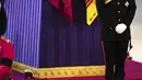 Pangeran Harry ditugaskan untuk berjaga di sekitar peti jenazah Ratu Elizabeth II di Westminster Hall, di Istana Westminster, London, Sabtu (17/9/2022).Pangeran William memimpin rombongan para cucu saat memasuki Westminster Hall, London, Inggris. (Aaron Chown/Pool Photo via AP)