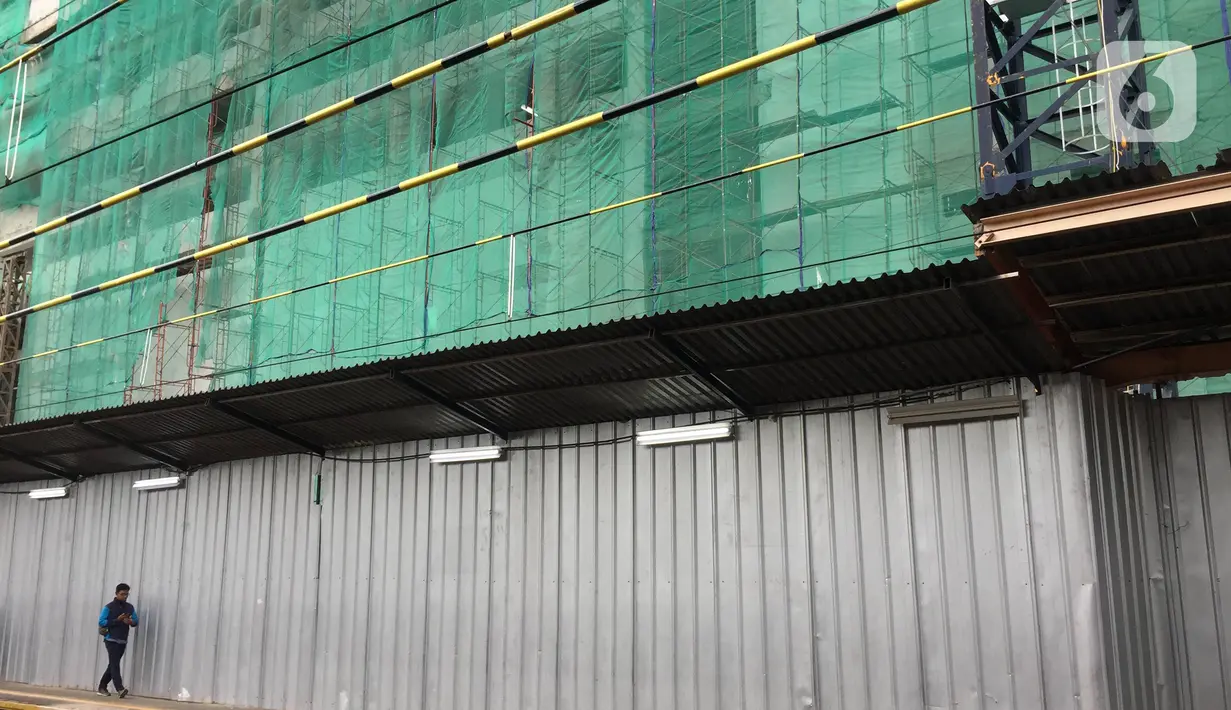 Suasana pembangunan Apartemen Mahata Tanjung Barat di sekitar Stasiun Tanjung Barat, Jakarta, Kamis (30/1/2020). Apartemen Mahata Tanjung Barat dibangun di atas lahan seluas 15.244 meter persegi dan akan memiliki hunian sebanyak 1.216 unit. (Liputan6.com/Immanuel Antonius)