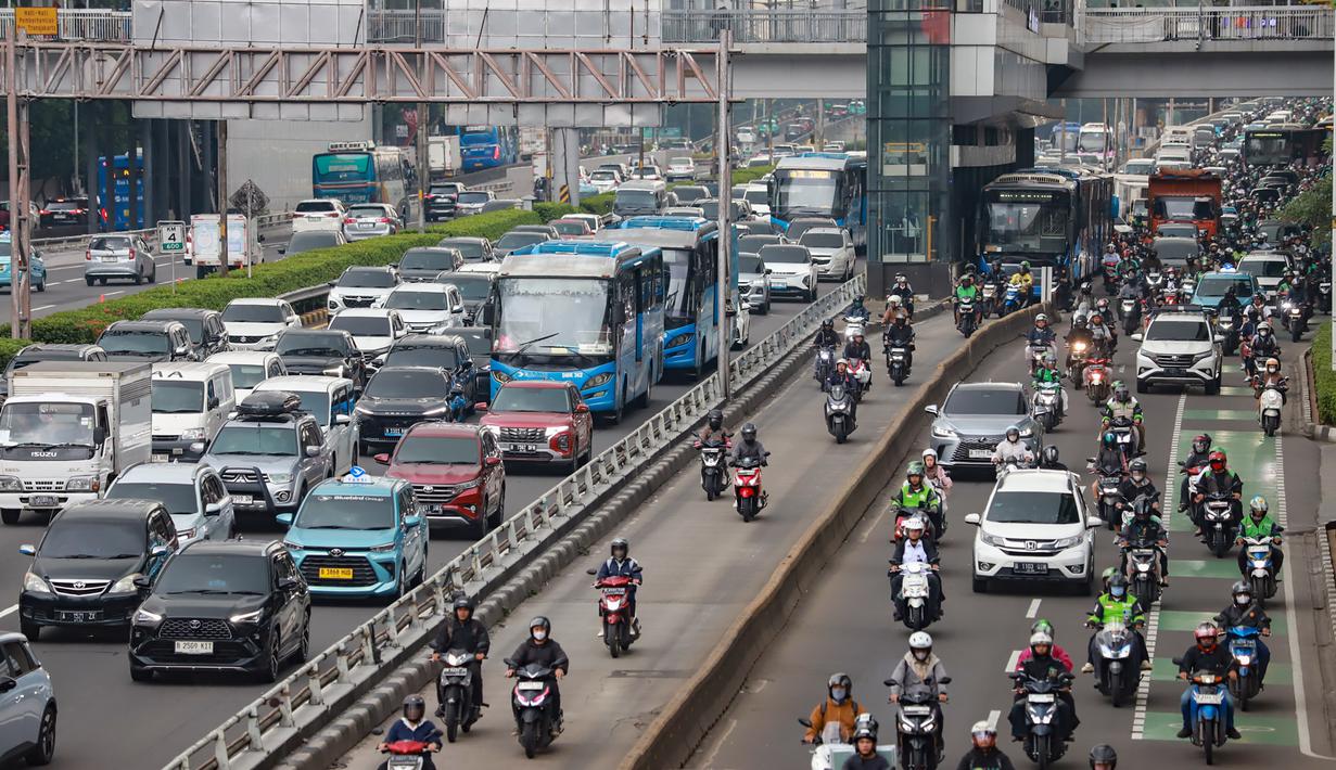Kemacetan dilaporkan terjadi di beberapa ruas utama, seperti Jalan Gatot Subroto ke arah pusat kota seiring kembalinya aktivitas pekerja usai libur Nataru. Tampak dalam foto, pengendara melintasi jalur contra flow saat hari pertama masuk kerja dan sekolah 2026 di di Jalan Jenderal Gatot Subroto, Jakarta, Senin (5/1/2026). (merdeka.com/Arie Basuki)