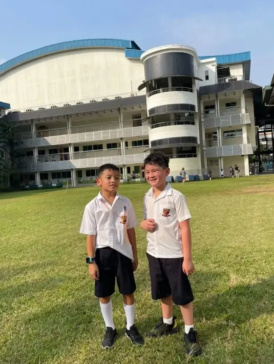 Lihat Raffi Ahmad bersama salah satu temannya sedang berada di tengah lapangan (Foto: Instagram/@chevirgo)