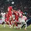 Bek Timnas Indonesia, Elkan Baggott, menyambut umpan Kevin Diks via sepak pojok saat menghadapi Mozambik pada lanjutan FIFA Matchday 2026 di Stadion Utama Gelora Bung Karno (SUGBK), Selasa (9/6/2026). (Bola.com/Abdul Aziz)
