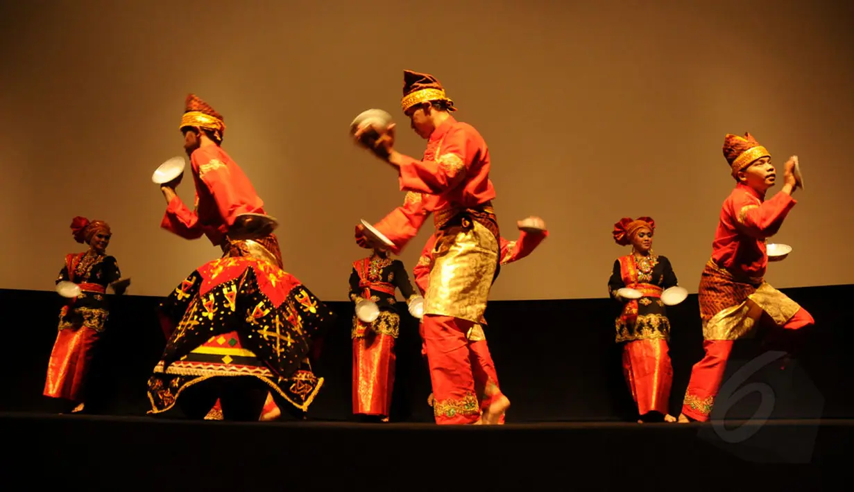 Tarian khas Minang memeriahkan acara nonton bareng film Tabula Rasa di Jakarta, (15/9/2014). (Liputan6.com/Helmi Fithriansyah) 