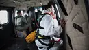 Tim SAR sedang memindai laut untuk mencari puing-puing dari pesawat AirAsia QZ8501, Laut Jawa, Rabu (7/1/2015). (AFP Photo/Priyambodo)