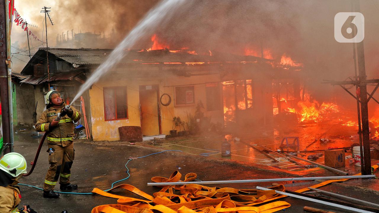 Kebakaran Besar Luluh Lantakkan Pemukiman Warga Simprug