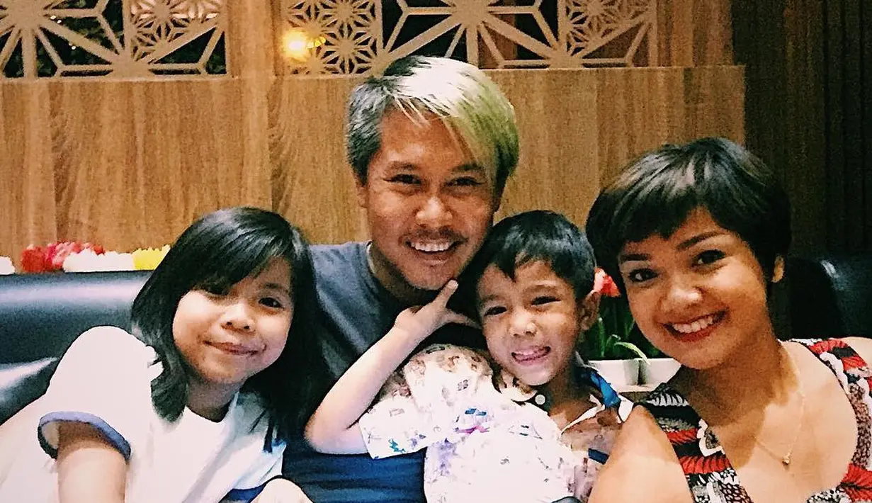 Rumah tangga Nirina Zubir dan Ernest Fardiansyah yang dibangun sejak 2008 itu telah dikaruniai dua orang anak, Zivara Ruciragati Syarif dan Elzo Jaydn Anvaya. Keduanya juga membebaskan anaknya kalau mengikuti jejaknya. (Instagram/nirinazubir_)