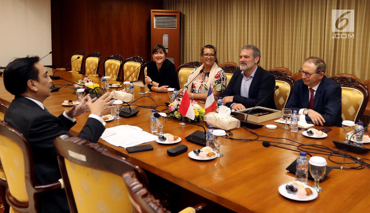 Pimpinan GKSB DPR-Parlemen Francis Effendi Simbolon berbincang dengan Presiden Grup Persahabatan Francis-Indonesia dari Majelis Nasional Francis Raphael Gerard di ruang Delegasi, Gedung Nusantara II, Jakarta, Rabu (31/10). (Liputan6.com/Johan Tallo)