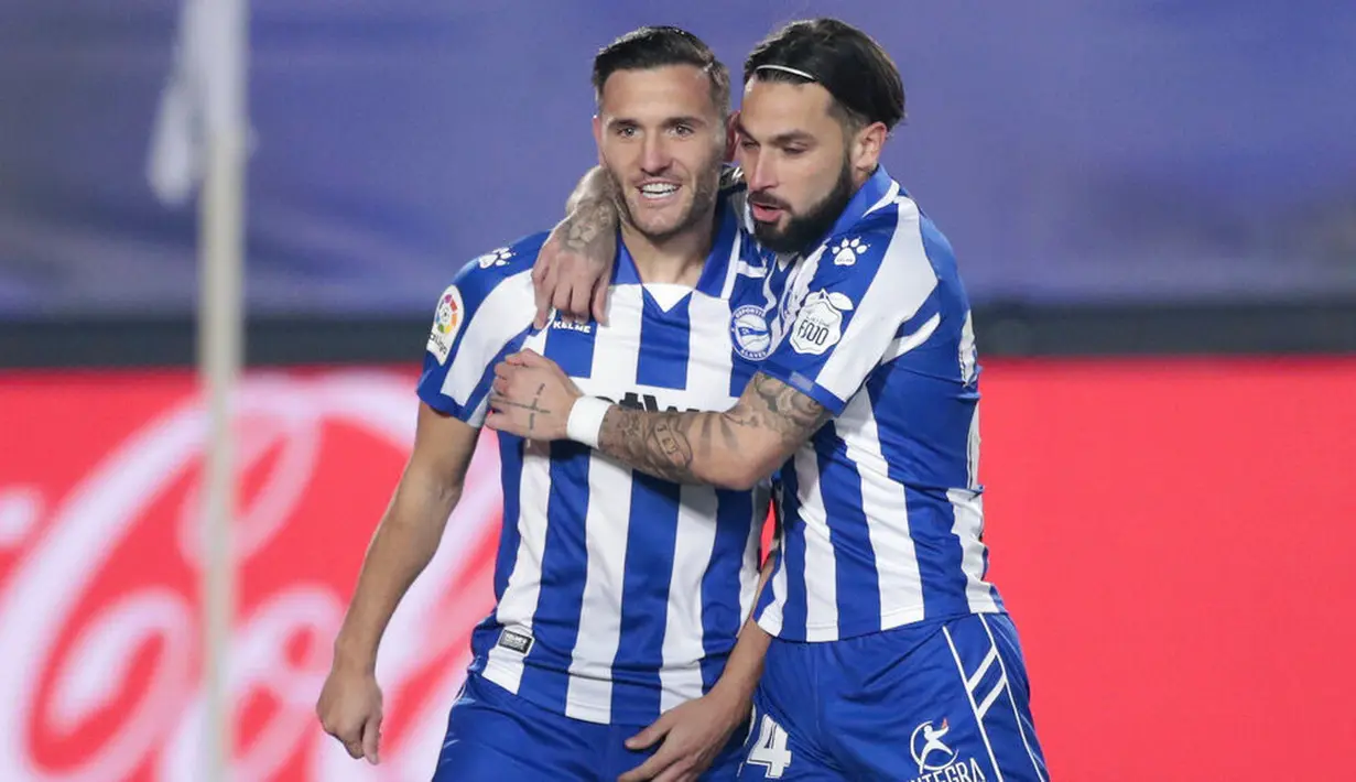 Pemain Alaves, Lucas Perez, melakukan selebrasi usai mencetak gol ke gawang Real Madrid pada laga Liga Spanyol di Stadion Alfredo di Stefano, Sabtu (28/11/2020). Real Madrid takluk dengan skor 1-2. (AP/Bernat Armangue)