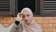 Kini saatnya kamu mix-and-match fashion cream dengan koleksi pashmina plisket favoritmu. Tampil syar’i bisa tetap stylish, asal disertai niat yang baik dan pilihan busana yang tepat. (Pinterest)