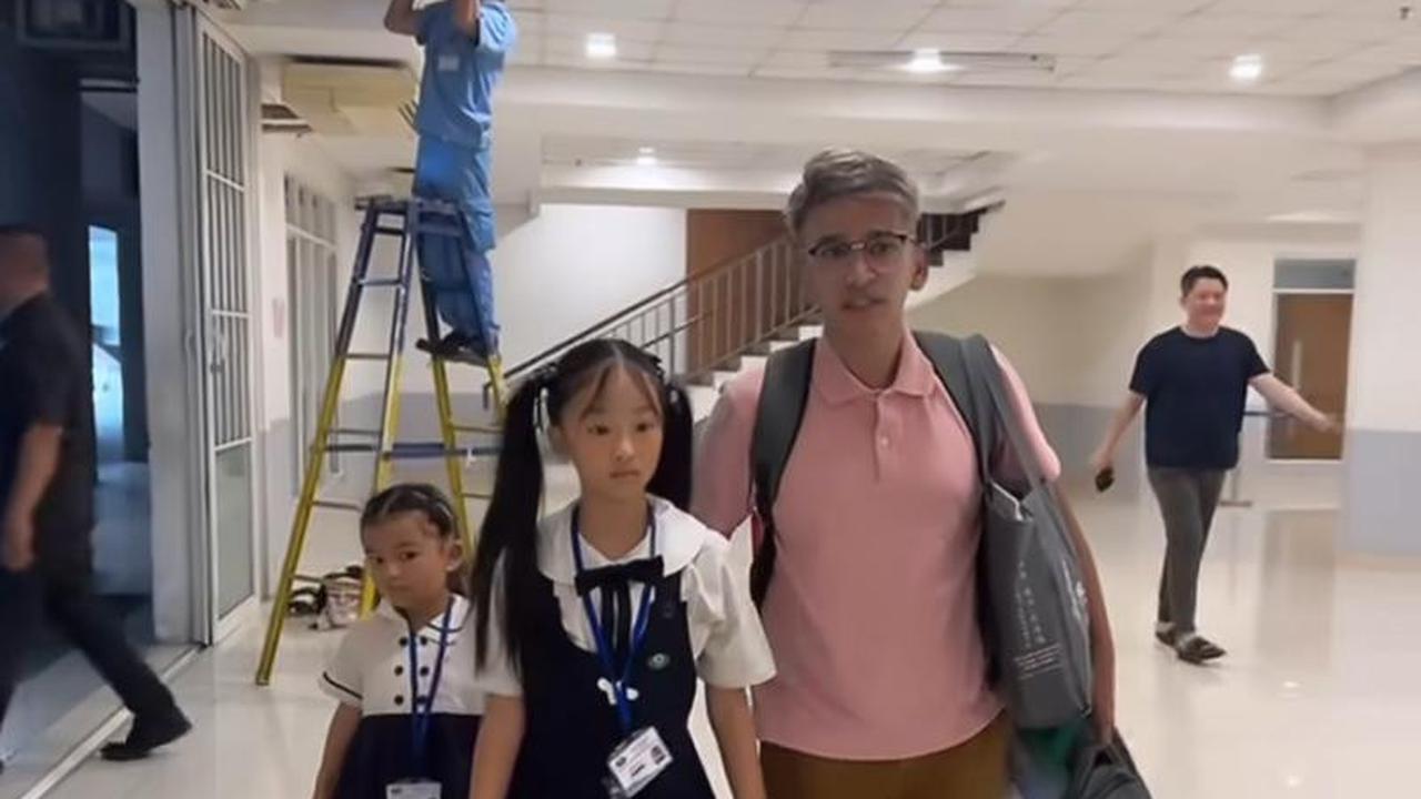 5 Potret Haru Ruben Onsu Antar Anak ke Sekolah di Hari Pertama