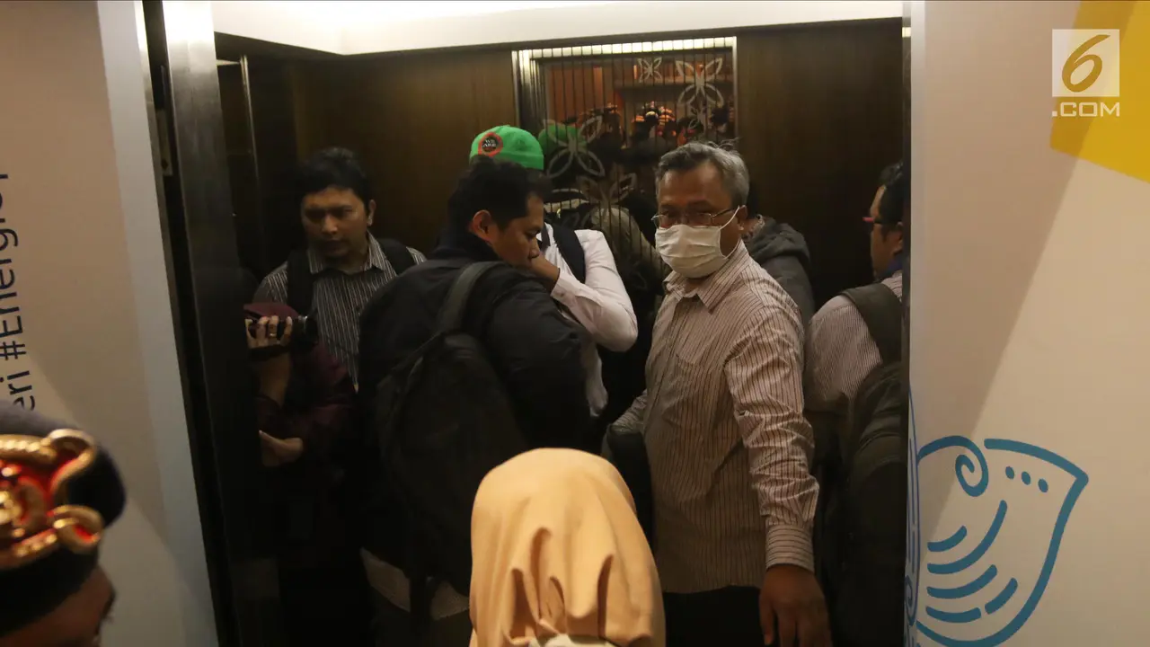 Bawa Tiga Koper, Petugas KPK Geledah Kantor PLN