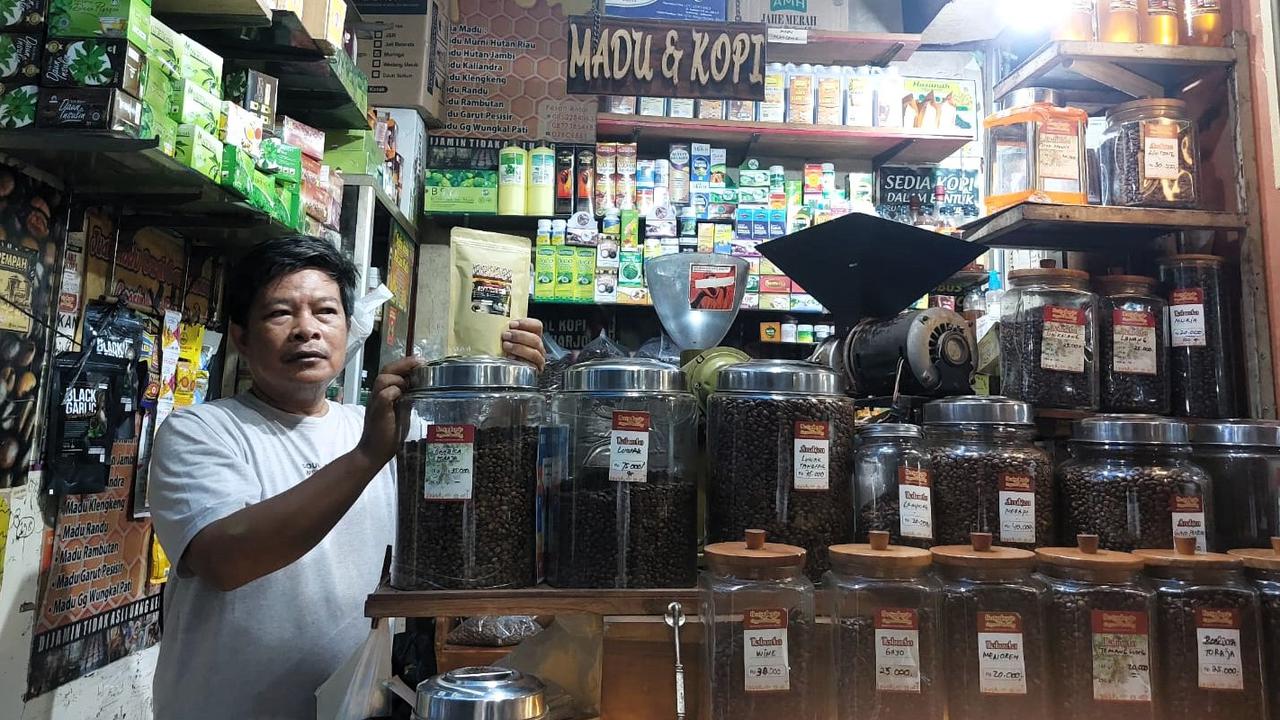 Dari Sepi hingga Jadi Incaran Bule, Ini Cerita di Balik Kios Kopi Hasanah yang Viral di Beringharjo