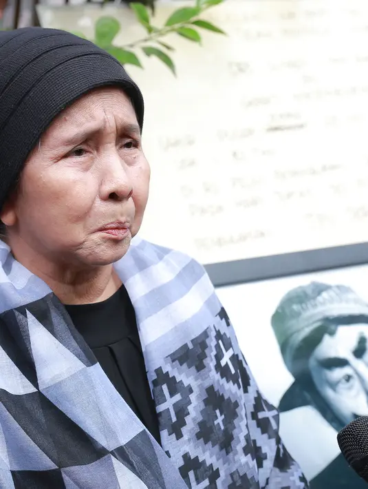 Aktris senior Aty Cancer sangat berduka dengan meninggalnya Suyadi alias Pak Raden. Baginya, Pak Raden adalah seniman yang kaya. (Galih W. Satria/Bintang.com)
