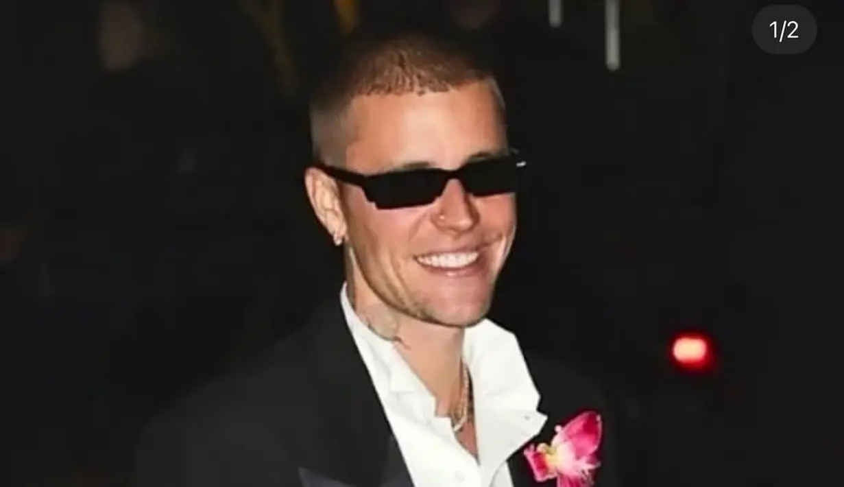 Selain Hailey, turut hadir sang suami, Justin Bieber yang tampil necis dengan setelan jas hitam dan kemeja putih. [@lilbieber].