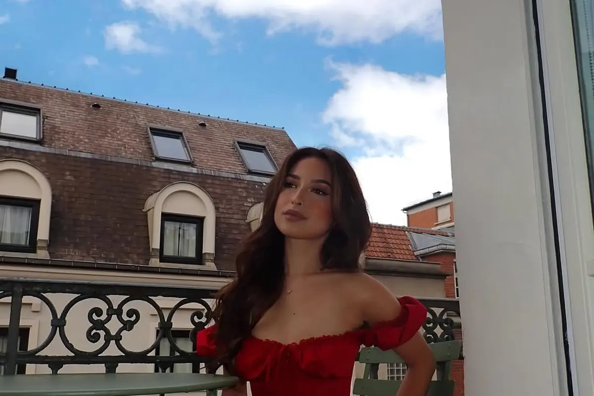 Pesona Latina Girl Jennifer Coppen yang Curi Perhatian dengan Dress Merah