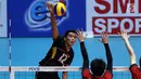 Pemain Timnas voli putra Indonesia, Rivan Nurmulki melakukan smes saat melawan Jepang di Semifinal Kejuaraan Voli Asia 2017 di GOR Tri Dharma, Gresik, Senin (31/7). Indonesia kalah 3-0 (17-25, 24-26, 23-25). (Liputan6.com/Helmi Fithriansyah)