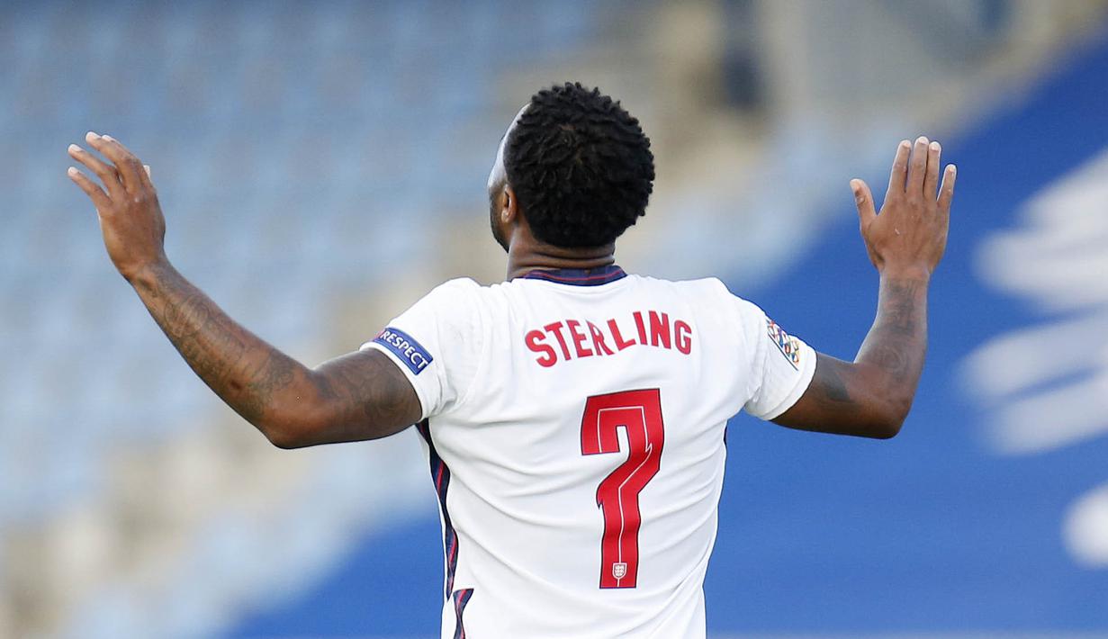Penyerang Inggris, Raheem Sterling, melakukan selebrasi usai mencetak gol ke gawang Islandia pada laga UEFA Nations League di Stadion Laugardalsvollur, Minggu (6/9/2020). Inggris menang tipis dengan skor 1-0. (AP/Brynjar Gunnarson)