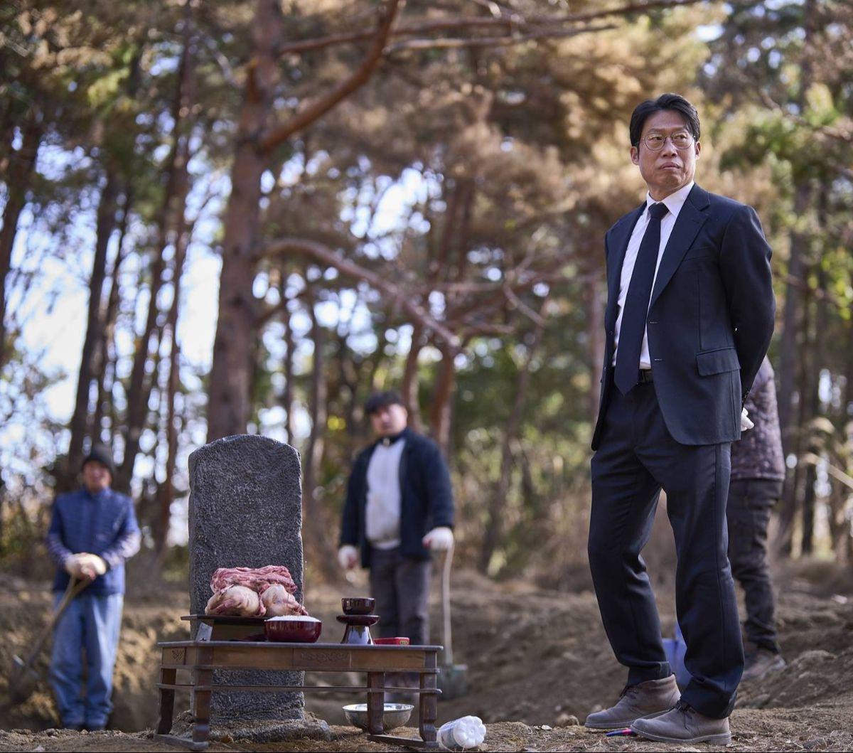 Hal ini membuatnya terinspirasi untuk mengaitkan tema film dengan sejarah Korea, di mana upaya 'pamyo' dianggap sebagai langkah untuk mengobati luka sejarah bangsa.
