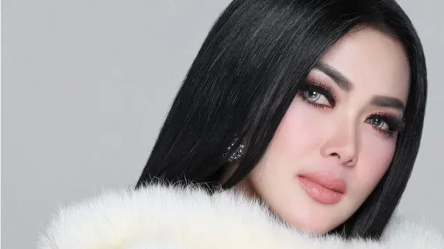 syahrini mengenakan mantel bulu (brilio.net)