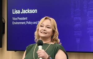 Lisa Jackson, Vice President, Environment, Policy, and Social Initiative di Apple, saat menghadiri acara kelulusan Apple Developer Akademi di Bali, Kamis (11/12/2025). (Liputan6.com/ Yuslianson)