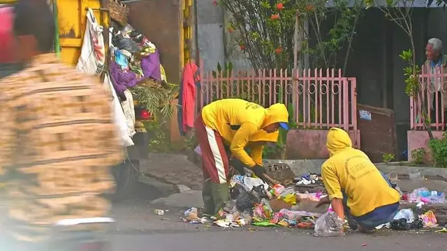 Para petugas pemungut sampah di Garut tengah mengumpulkan sampah plastik yang dibuat warga di tempat pembuatan sampah. (Liputan6.com)