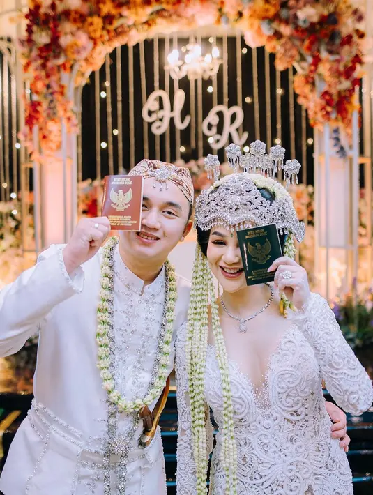 <p>Rencana pernikahan selebgram sekaligus pemeran film televisi itu tidak banyak di ketahui publik. [Instagram/azter.art]</p>