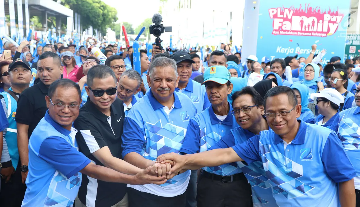 Menteri ESDM Ignasius Jonan (kedua kiri), bersama Direktur Utama PLN, Sofyan Basir (ketiga kiri) saat menghadiri Family Day 72 PLN di Kawasan Jakarta Convention Center (JCC) di Jakarta, Minggu (3/12). (Liputan6.com/Angga Yuniar)