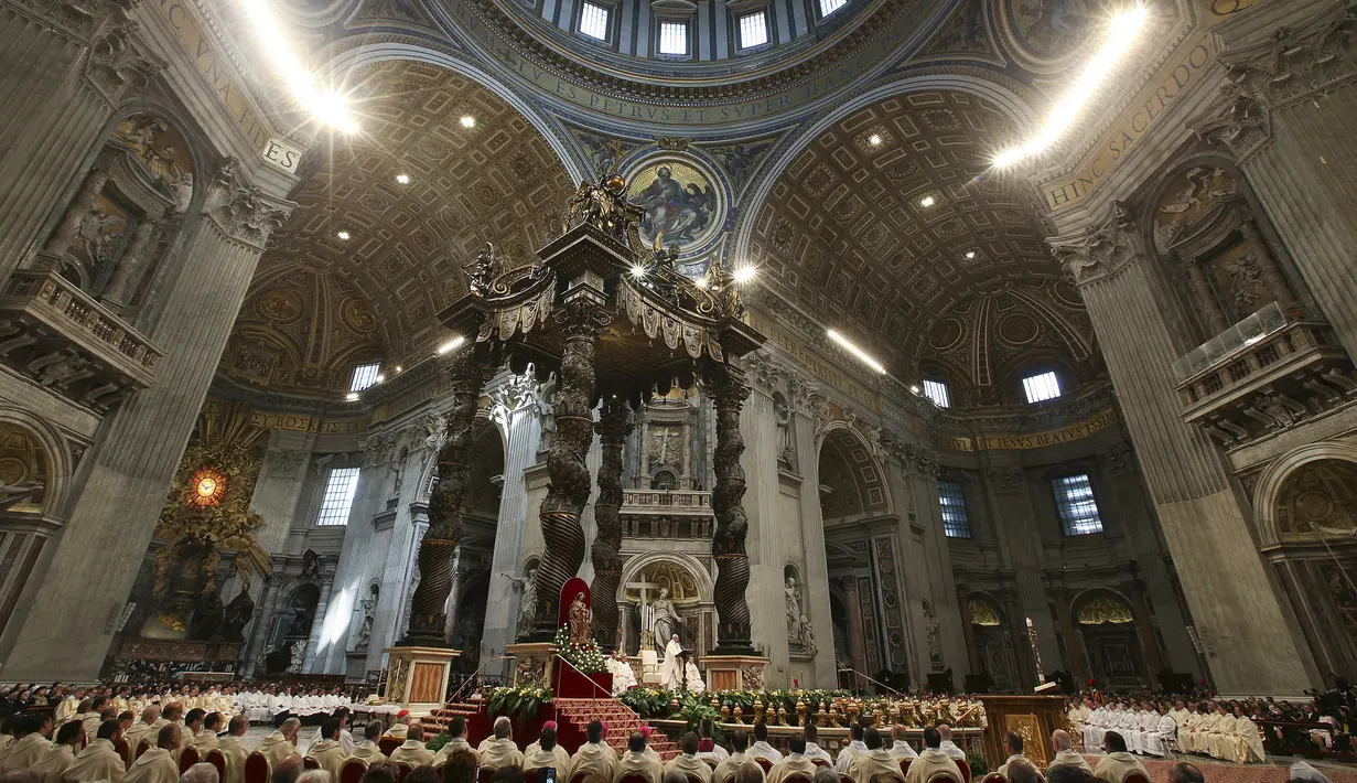 Suasana pentahbisan imam baru di Basilika Santo Petrus, Vatikan, 17 April, 2016. Acara dipimpin langsung oleh Paus Francis. (REUTERS / Alessandro Bianchi)