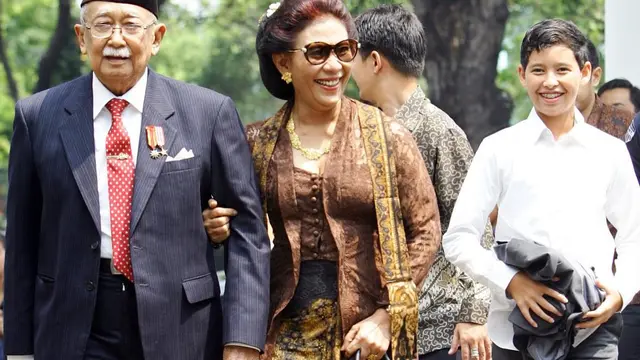 Kerap Bergaya Nyentrik, 8 Pesona Susi Pudjiastuti Tampil Ayu Bak Ningrat dalam Balutan Kebaya