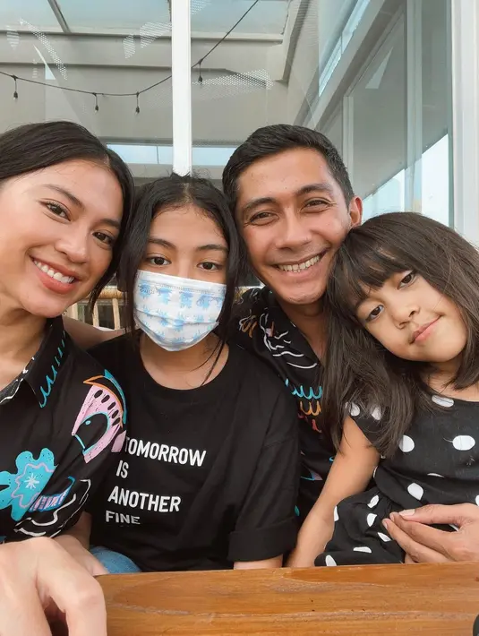 Pernikahan Tyna dan Kenang dikaruniai dua putri cantik, yakni Alaia dan Aluna. Paras ayu sang ibu menurun ke kedua buah hatinya itu. (Instagram @tynakannamirdad)