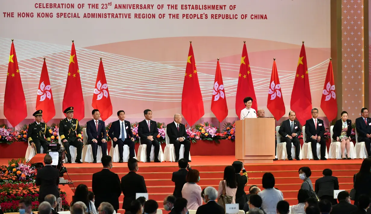 Kepala Eksekutif Hong Kong Carrie Lam (tengah) berbicara kepada para tamu usai upacara pengibaran bendera untuk menandai 23 tahun penyerahan Hong Kong dari Inggris ke China di Hong Kong, Rabu (1/7/2020). Hong Kong menandai 23 tahun penyerahan dari Inggris ke Cina pada 1 Juli. (Anthony WALLACE/AFP)