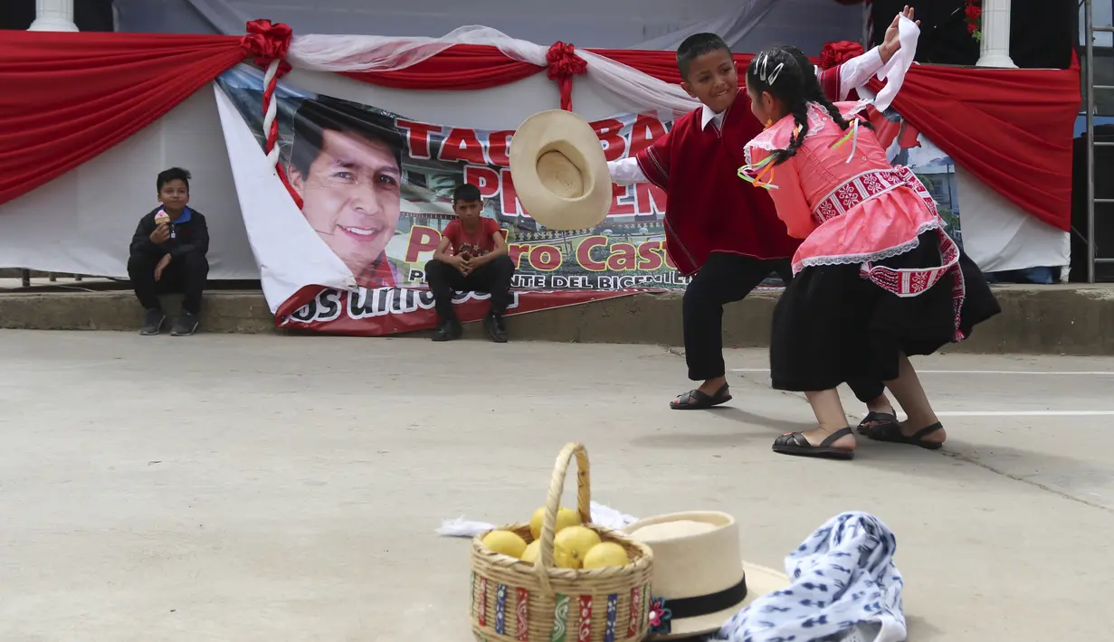 Pendukung muda Presiden baru Pedro Castillo menari setelah menyaksikan upacara pelantikannya di alun-alun umum di Tacabamba, Peru, Rabu (28/7/2021). Presiden baru Pedro Castillo telah resmi dilantik menjadi pemimpin Peru di ibu kota, Lima. (AP Photo/Francisco Vigo)