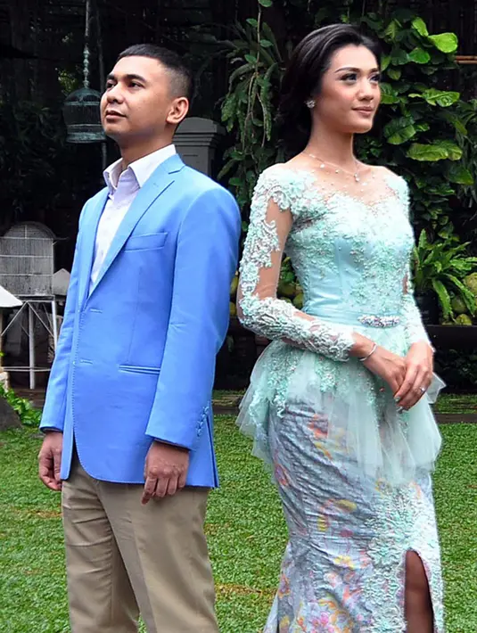 Komedian, penulis, aktor dan sutradara itu melamar sang kekasih yang sembilan tahun lebih muda degan adat Batak, Palembang dan Sunda. Hal itu terlihat dari foto dan video yang beredar. (Deki Prayoga/Bintang.com)
