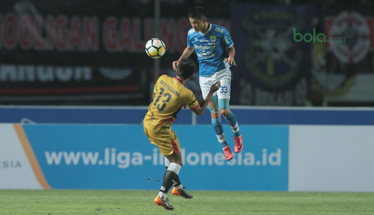 Aksi pemain Persib Bandung, Oh In-kyun menghalau bola dari kejaran pemain Mitra Kukar, Bayu Pradana pada laga Liga 1 Indonesia di GBLA, (8/4/2018). Persib Bandung menang 2-0. (Bola.com/Nick Hanoatubun)