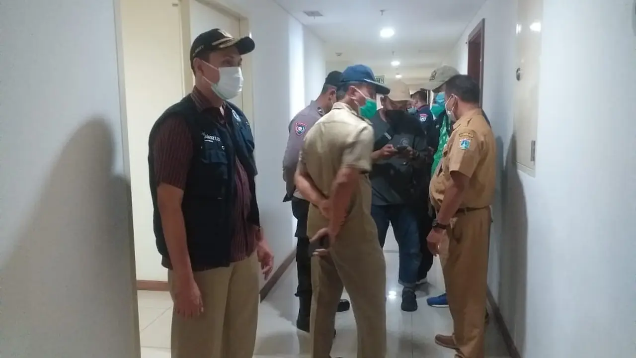 Sejumlah petugas menjemput warga terinfeksi varian Omicron Covid-19 di Penjaringan Jakarta Utara. (Istimewa)