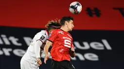 Bek Rennes, Nayef Aguerd (kanan) berduel udara dengan bek Nice, Jean-Clair Todibo dalam laga lanjutan Liga Prancis 2020/21 pekan ke-27 di Roazhon Park Stadium, Rennes, Jumat, (26/2/2021). Rennes kalah 1-2 dari Nice. (AFP/Damien Meyer)