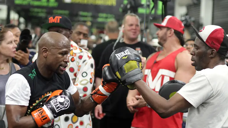 Floyd Mayweather Jr saat tengah berlatih bersama pamannya, Roger Mayweather