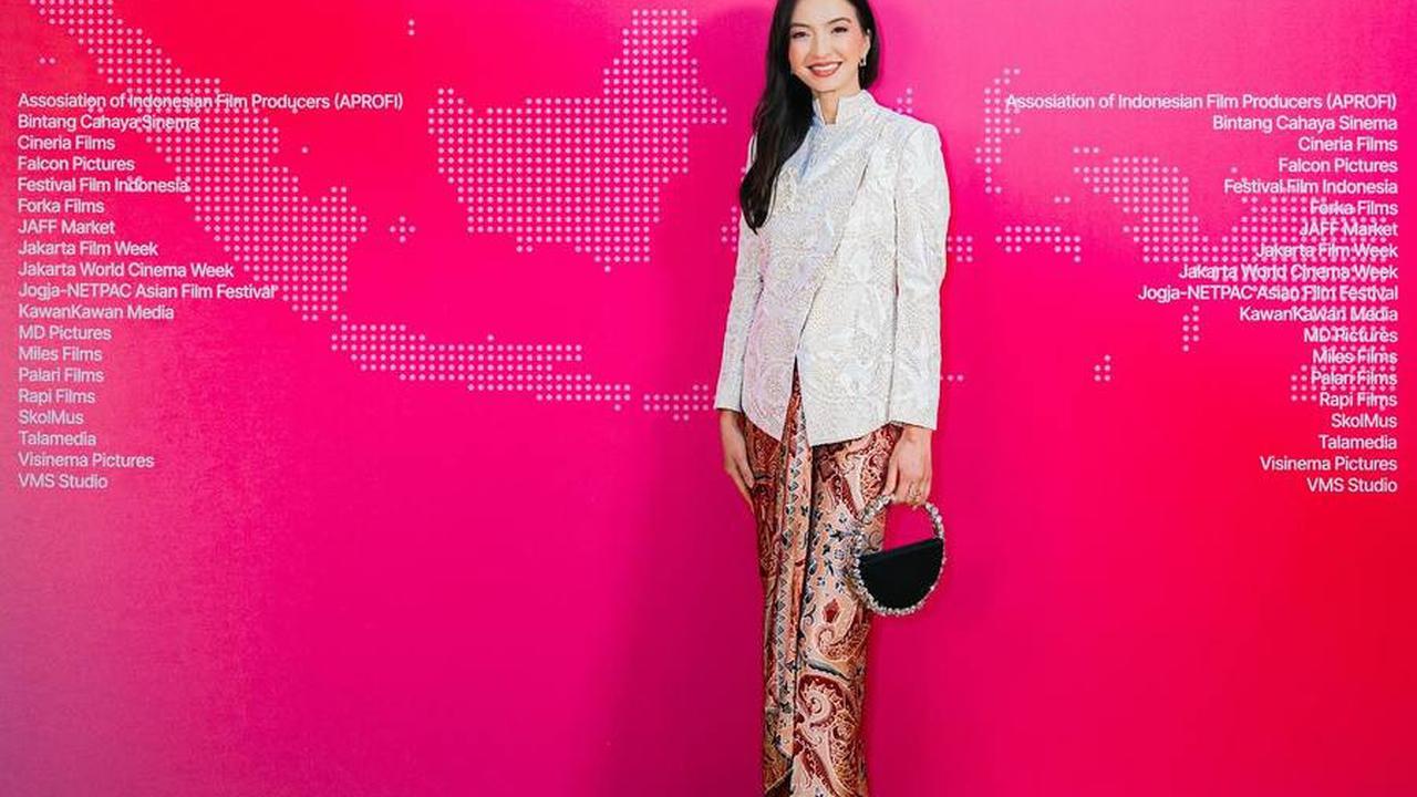 Pada Sabtu (25/5) kemarin, Raline juga membagikan potret penampilannya yang sangat kental dengan nuansa Indonesia, mengenakan beskap dan kain batik.<br>