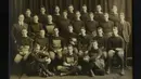 Arnold Horween, baris kedua dari depan (ketiga dari kiri) foto bersama dengan tim Universitas Harvard usai mengalahkan Oregon Webfoots 7-6 dalam pertandingan Rose Bowl pada tahun 1920. AP Photo/The Horween Family via AP)