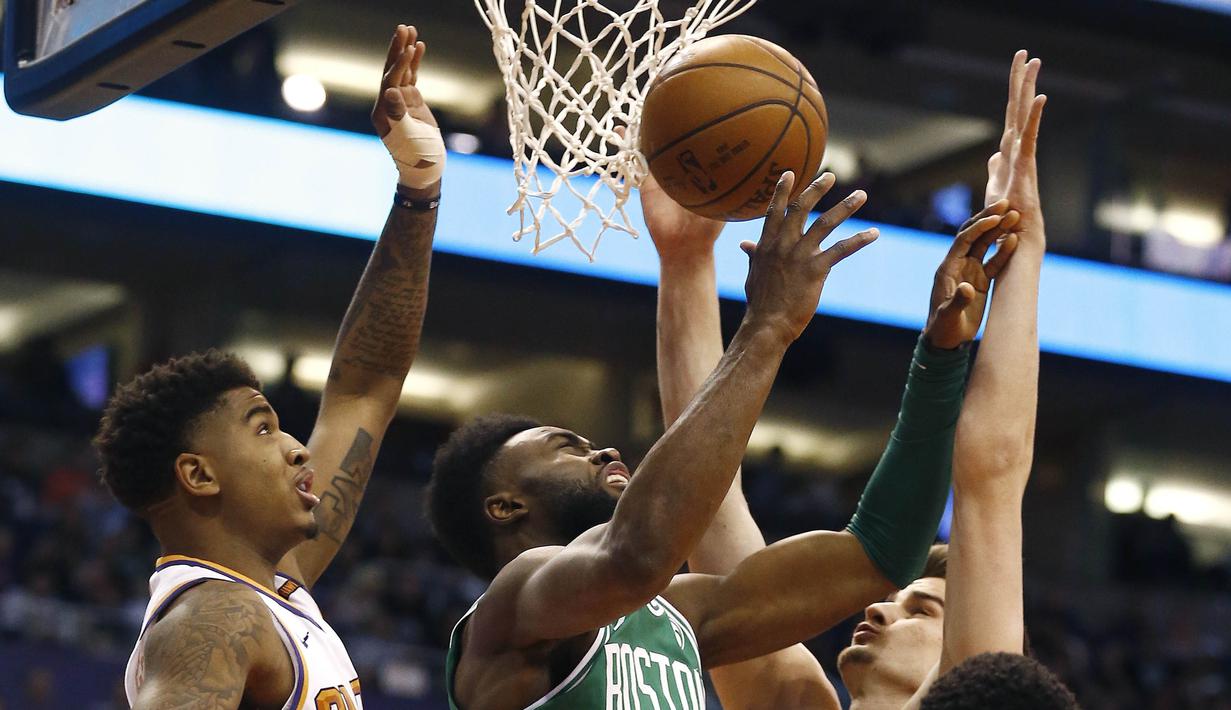 Pebasket Boston Celtics, Jaylen Brown, berusaha memasukan bola saat pertandingan melawan Phoenix Suns pada laga NBA di Talking Stick Resort Arena, Selasa (27/3/2018). Boston Celtics menang 102-94 atas Phoenix Suns. (AP/Ross D. Franklin)