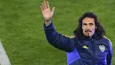 Bintang Uruguay, Edinson Cavani melambaikan tangan ke penonton saat perkenalannnya sebagai pemain baru Boca Juniors di Stadion La Bombonera, Argentina, Senin (31/07/2023) waktu setempat. (AP Photo/Gustavo Garello)