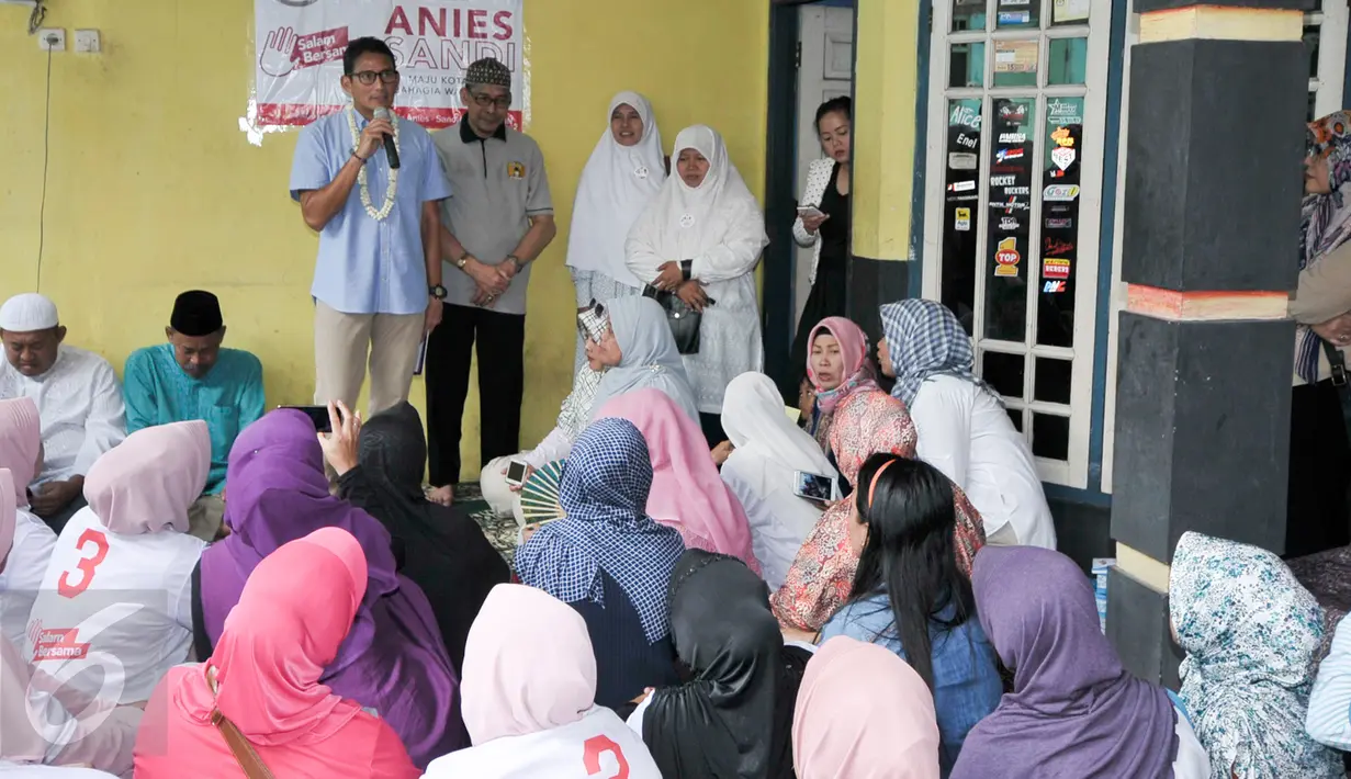 Cawagub DKI Jakarta Sandiaga Salahudin Uno menyampaikan program kerja ke warga bila terpilih nanti, Jakarta, Rabu (16/11). Cagub DKI Jakarta No 3, Sandiaga Salahudin Uno menyambangi warga Kalisari, Pasar Rebo, Jakarta Timur. (Liputan6.com/Yoppy Renato)