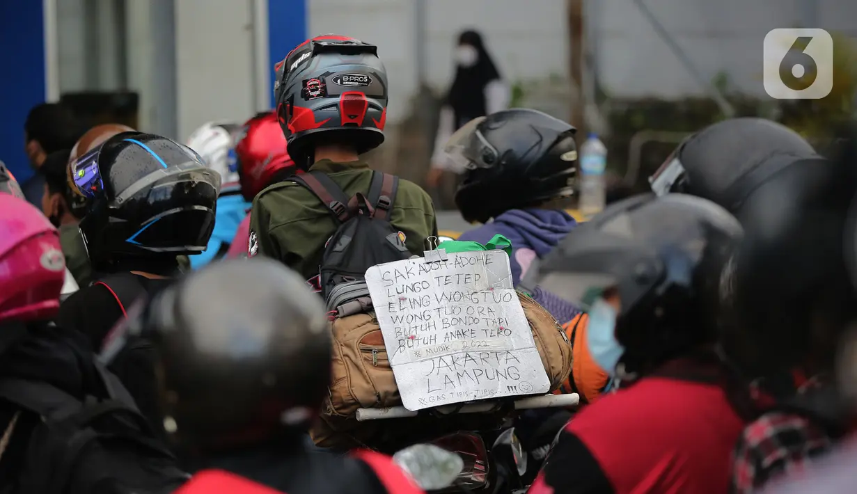 <p>Pemudik bersepeda motor antre untuk memasuki Pelabuhan Merak di Banten, Sabtu (30/4/2022). Pelabuhan Merak dipadati puluhan ribu pemudik berkendaraan roda yang akan menyebrang ke pulau Sumatra. (Liputan6.com/Angga Yuniar)</p>