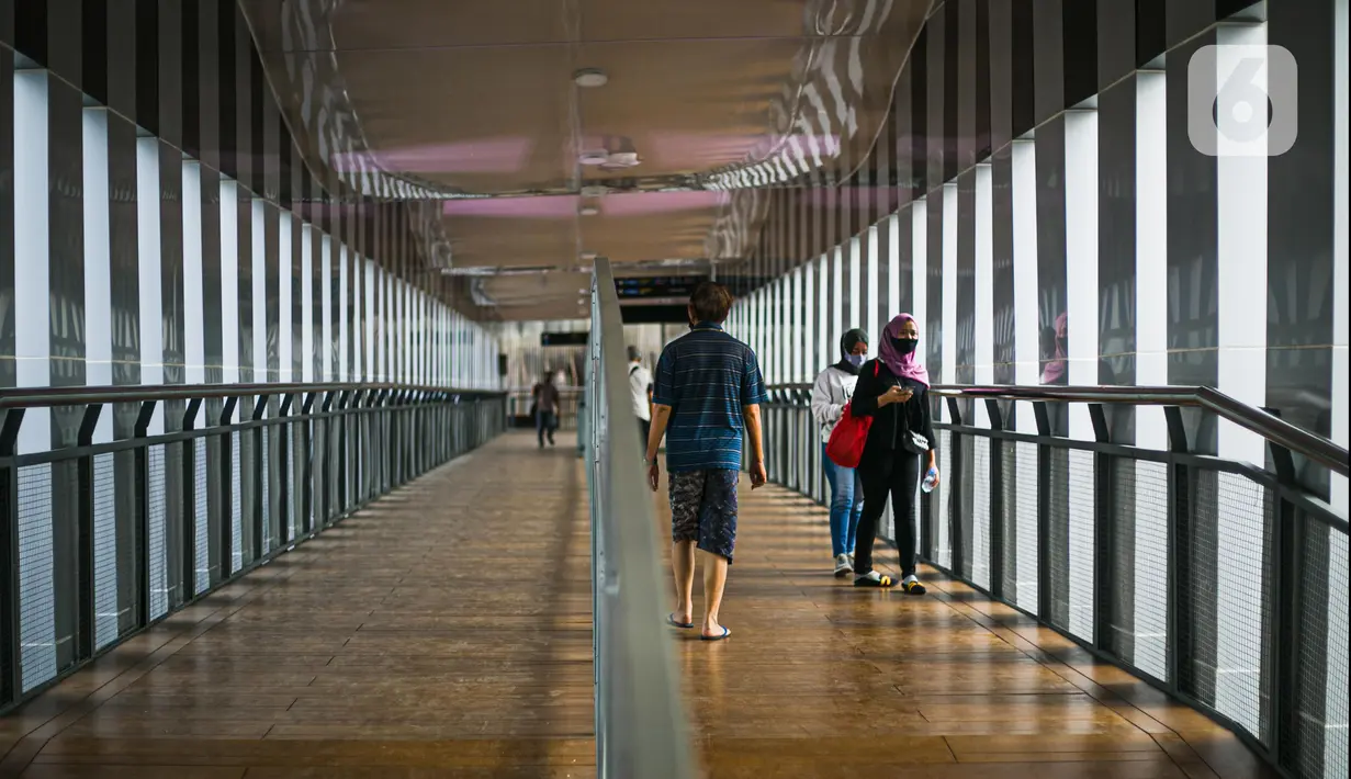 Warga melintas di Jembatan Penyeberangan Orang (JPO) Senen Extension, di kawasan Senen, Jakarta, Kamis (3/12/2020). JPO Senen Extension ini menggunakan konsep artistik yang bertujuan untuk memberikan kenyamanan kepada pejalan kaki. (Liputan6.com/Faizal Fanani)