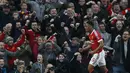 Penyerang Manchester United, Anthony Martial, merayakan gol yang dicetaknya ke gawang West Ham pada laga perempat final Piala FA di Stadion Old Trafford, Minggu (13/3/2016). Kedua tim bermain imbang 1-1. (Reuters/Andrew Yates)