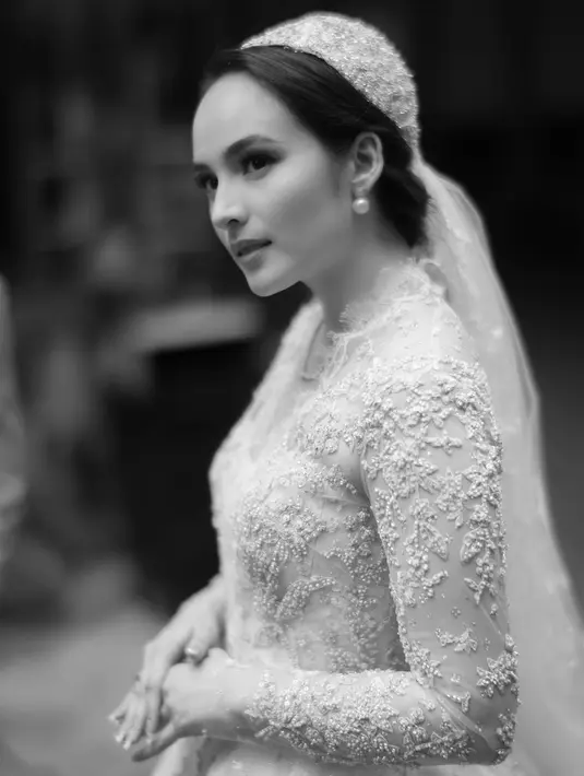 Potret Chelsea Islan di hari pernikahannya. Walaupun hitam-putih, pesona Chelsea dalam gaun pengantin pilihannya, lengkap dengan penutup kepala bak pengantin perempuan dari Inggris, dan paras bulenya terlihat sempurna dalam foto ini. Foto: Instagram.