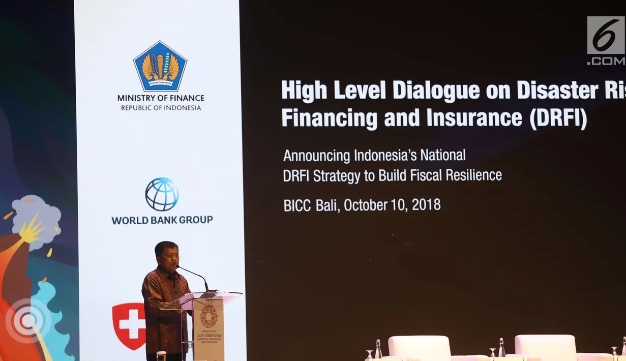 Wakil Presiden RI Jusuf Kalla memberi pemaparan terkait asuransi bencana saat membuka Dialog Tingkat Tinggi tentang Pembiayaan dan Asuransi Risiko Bencana selama acara IMF-World Bank Group 2018, Bali, Rabu (10/10).  (Liputan6.com/Angga Yuniar)