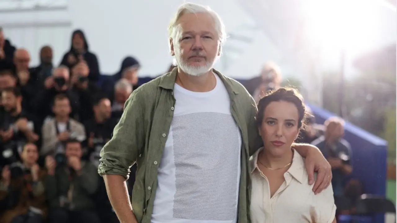 Bos WikiLeaks Pakai Kaus Bertuliskan Nama Ribuan Anak Gaza Korban Kekejaman Israel di Festival Film Cannes 2025.  (Sameer Al-Doumy / AFP)